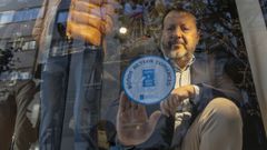 El conselleiro de Emprego visitando un comercio con motivo de la ampliaci�n de la �ltima edici�n de los Bonos Activa.