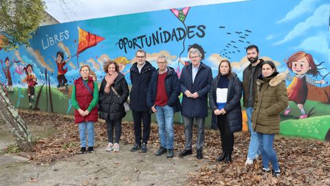 Manuel Pardo, en el centro, junto a parte del personal docente del CEIP de Cenlle