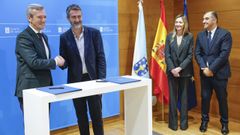 Apret�n de manos entre el presidente de la Xunta, Alfonso Rueda, y el de la Fegamp, Alberto Varela, este jueves tras la firma del acuerdo sobre el servicio de ayuda en el hogar. A la izquierda, la conselleira de Pol�tica Social, Fabiola Garc�a. 