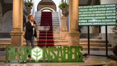 Fernndez Lores, durante la presentacin de la marca Responsbeis en el vestbulo de la Casa Consistorial de Pontevedra