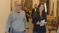 Xan Duro, en un pasillo de Raxoi, con su compa�era de filas y portavoz de Compostela Aberta, Marta Rozas.