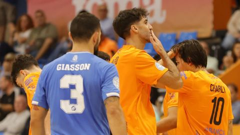 El burelista Pitero celebra un tanto en Vista Alegre