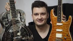 �scar Rosende, l�der de Brothers in Band, con dos de sus guitarras