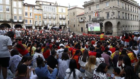 Pantalla gigante en la plaza Mayor de Ourense.