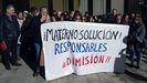 Concentración contra el cierre de la unidad de primera acogida del Materno