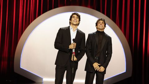 Los realizadores Javier Calvo (i) y Javier Ambrossi (d) recogen el Premio del P�blico a la Mejor Pel�cula por 'La bola negra', este s�bado en de la gala de clausura de la 74 edici�n del Festival de Cine de San Sebasti�n