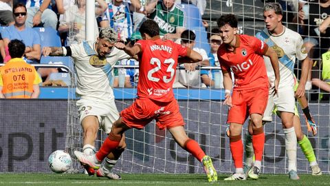 Ximo despeja en defensa junto a Barcia en un partido en Riazor