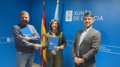El alcalde de Outes, Francisco Calo, la conselleira de Medio Ambiente , ngeles Vzquez, y el director de Augas de Galicia, Roi Fernndez, tras la firma del convenio de colaboracin para las mejoras en el saneamiento y abastecimiento del municipio,