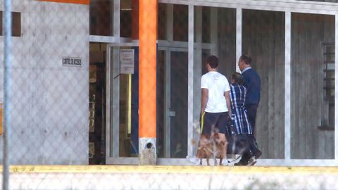 Pego, con jersey azul, entrando este jueves en el penal pontevedrés.