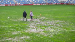 T�cnicos comprobando el mal estado del c�sped de Pasar�n tras el temporal
