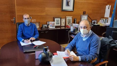  El alcalde de Cangas del Narcea, Jos� V�ctor Rodr�guez, y el presidente del Club Deportivo La P�lvora, Vicente del Tejo