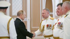 El presidente ruso, Vladimir Putin, felicita a los oficiales navales por el Da de la Armada de Rusia durante su visita al Almirantazgo en San Petersburgo.