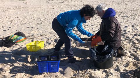 Barbanza se echa a las playas para limpiar el vertido de pellets de plstico