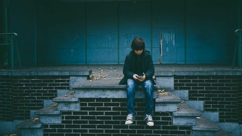Os nenos poden responder á separación dos pais illándose dos demais
