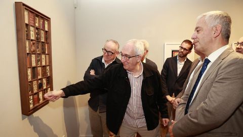 Xess Carballido explicando una de sus piezas en la inauguracin de la muestra