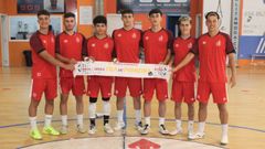 lvaro, Fer, Koke, Jaime Pan, Iago Lpez, Teo e Izan posan con la bufanda del club en su primer entrenamiento.