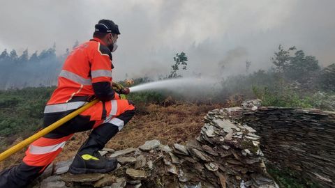 Tareas de extincin en Covelas, en Ribadeo