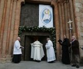 Momento de apertura de la puerta santa de la catedral. 
