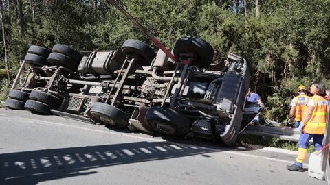 Salida de v�a de una hormigonera con vuelco en Xove