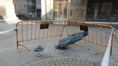 Destrozos en las figuras de los ni�os en la Praza do Reloxio, en Mar�n