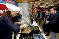 Benigno Campos (de verde) prepar� los productos que ofrece Marfr�o en un �showcooking�.