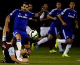 Cesc intenta salvar la entrada de un rival durante el encuentro frente al Burnley. 