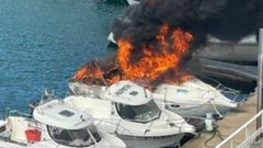 Embarcacin en llamas en Luarca