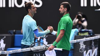 Lorenzo Musetti, saluda a Novak Djokovic, tras retirarse en el Abierto de Australia