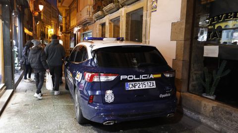 Coche de la Policía Nacional, en la calle Pastor Díaz