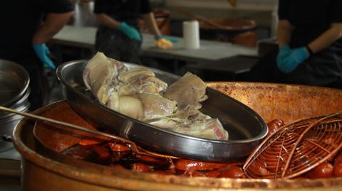 Codillo.M�s de 1.050 comensales se citaron en la Festa do Codillo