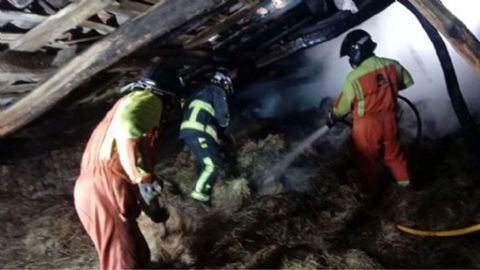 Bomberos del SEPA trabajando en la extinci�n del incendio en un pajar en Carre�o