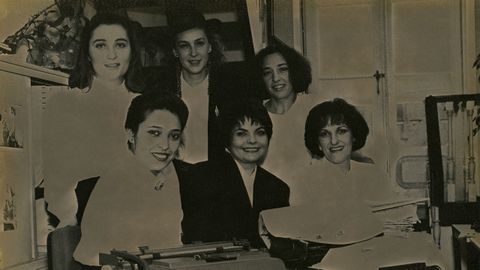 Bego�a con chapeu, xunto a Avelina Barreiro, Xulia Mari�o, Sefi Garc�a, Rosa Mart�nez e Mar�a Xos� Porteiro.