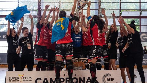 Jugadores del Telecable Hockey Club celebrando en la Supercopa de Espaa femenina