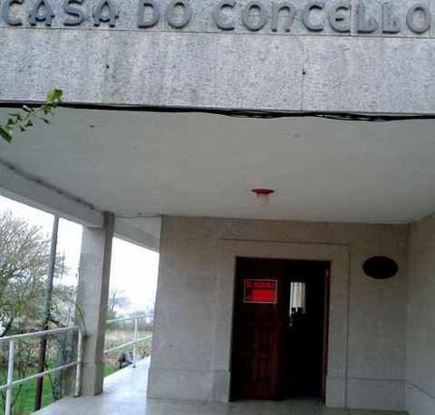 Cartel de �Se alquila�, ayer, en el consistorio de Doz�n.