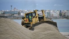 Empiezan a levantar la duna de Riazor