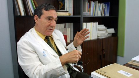 El doctor Luis Pieiro, en una foto del 2001, en su despacho del Hospital Xeral