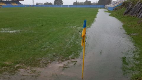 Estado de uno de los laterales del campo de Burg�ns que motiv� la suspensi�n del partido de la jornada 20 de Liga de la Tercera RFEF entre el Juventud Cambados y la SD Compostela.
