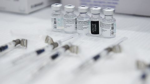 La vacuna de Pfizer fue la primera en llegar a nuestro país, el 26 de diciembre del 2020. Al igual que la de Moderna, se basa en la tecnología del ARN mensajero, y consta de dos dosis que se administran con 21 días de diferencia. Su efectividad es de más del 90 %.