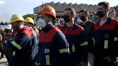 Los trabajadores de Alcoa escuchan al comit� ante el complejo industrial