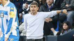 Antonio Hidalgo, dando indicaciones durante el partido ante el Eibar.