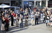 Un grupo de vecinos se concentraron en la plaza Castelao, donde Mu��os ley� un manifiesto. 