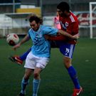 Juan Pablo aguanta la entrada del defensa del Berganti�os Sergio.