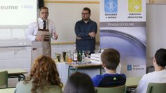 El progresor del CIFP Fraga do Eume Gerardo Pereira y el exalumno de ese centro y del CPI A Xunqueira Bruno Landrove, con estudiantes de 4.� de ESO del colegio fen�s, ayer
