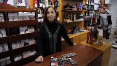 Laura en el negocio ubicado en la calle Real 28 desde hace un siglo