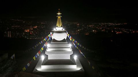 Vista de un monumento religioso en Krasnoyarsk (Rusia) momentos antes del apagado de luces