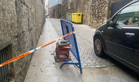 Calle de San Tomé vallada por el mal estado del firme