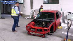 Uno de los veh�culos robados hallados en el desguace ilegal descubierto en Ser�n
