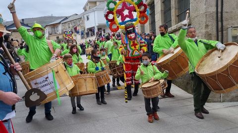 El folin As Carrelas de Viana do Bolo participa en el desfile de entroido de Vilario de Conso