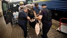 Policas y voluntarias trasladan a una mujer hacia uno de los trenes de evacuacin de civiles desde Pokrovsk, en el este de Ucrania, a Lepolis y Dnipro