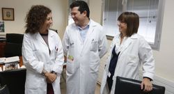 La gerente con los ur�logos �ngel N��ez y Luisa Su�rez. 